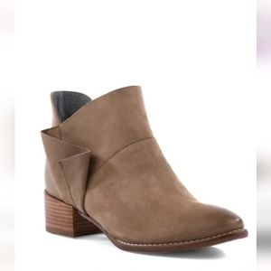 Seychelles Pep in Your Step Bootie Taupe. 9.5